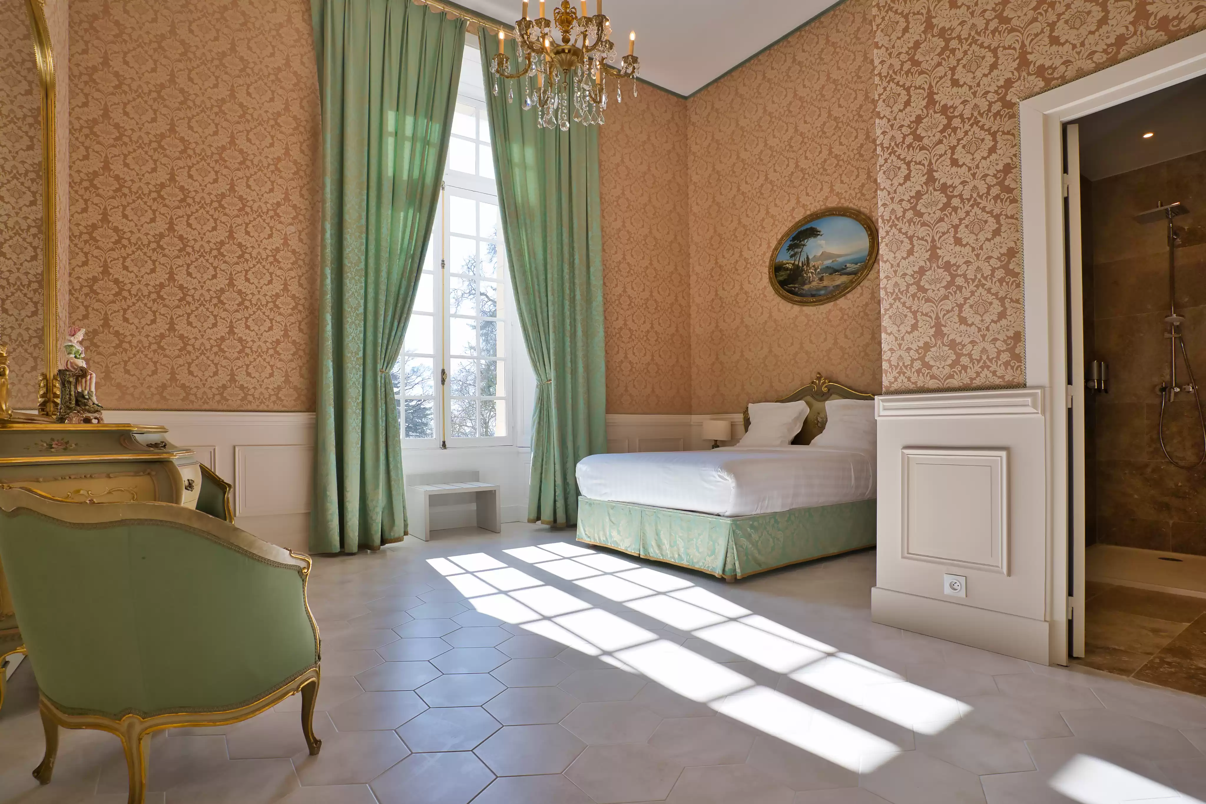 Chambre de château élégante et apaisante, baignée de lumière, avec de longs rideaux vert émeraude, des murs aux motifs damassés, un lit capitonné et un sol en carrelage